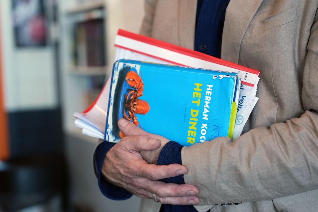 Docent met boeken in hand