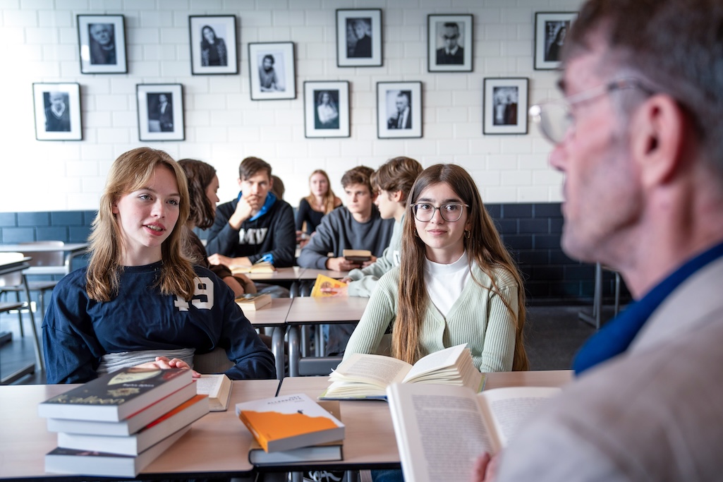 Leerlingen lezen in de klas